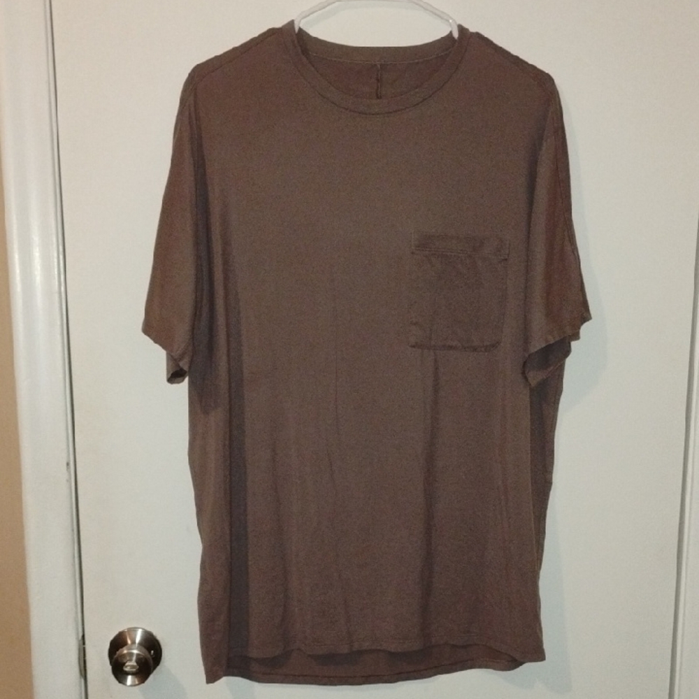 lululemon athletica Fundamental Pocket T-Shirt. Mens size Large. Brown in color.
